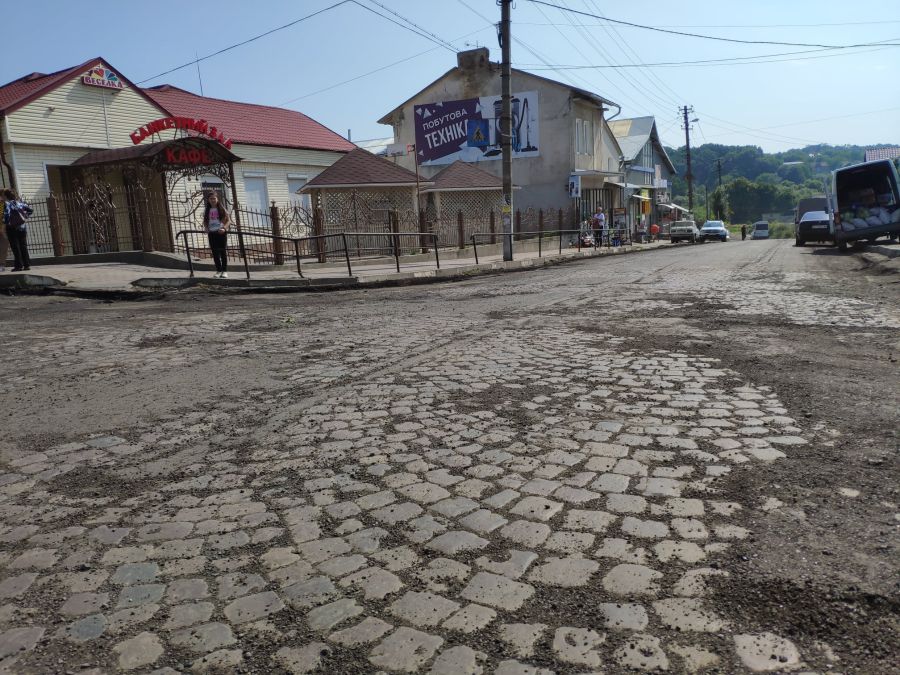 Бруківкою планують облаштувати сквери міста.