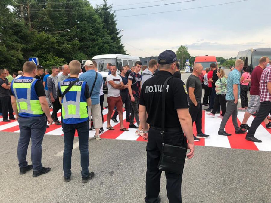 Люди вимагають обмеження руху велогабаритного транспорту.