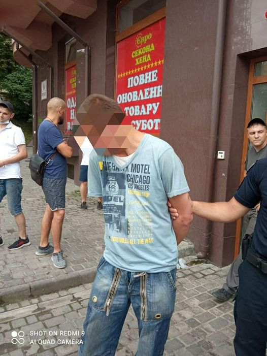Муніципали затримали нападника.