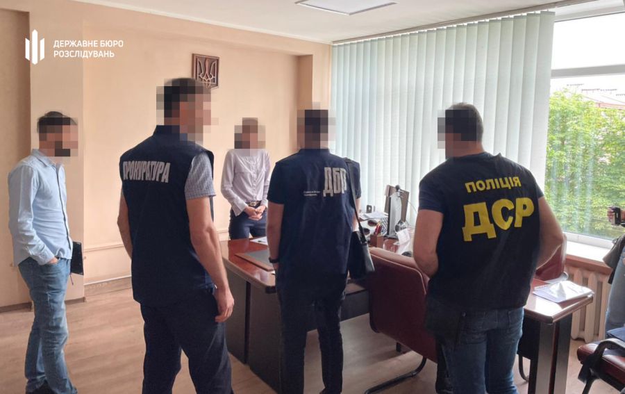 Слідчі органи проводять обшуки.