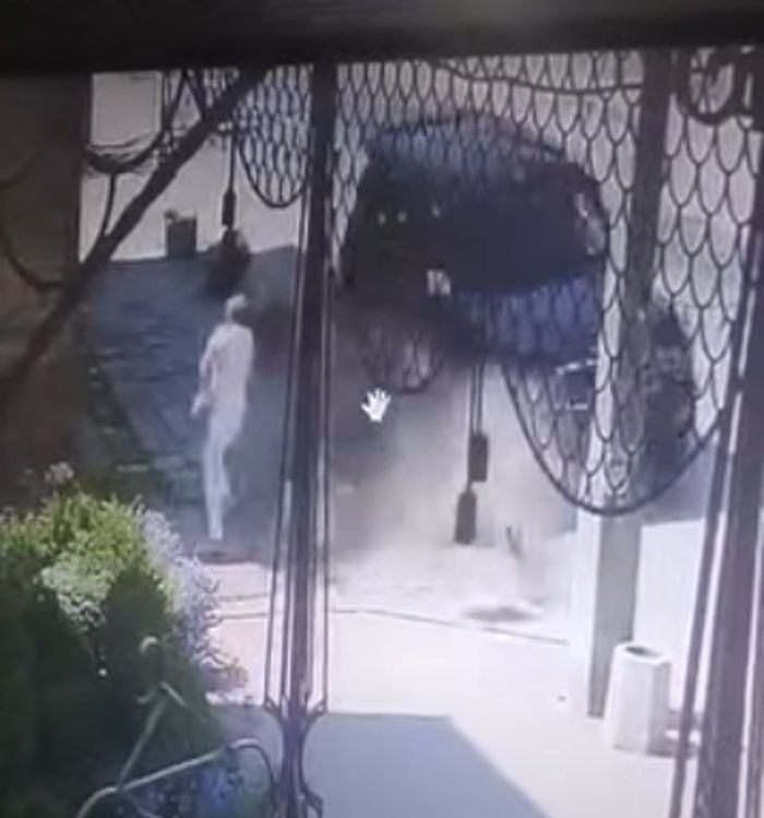 На щастя, жінка-пішохід встигла відскочити. Скрін з відео