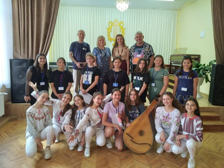 Вокальний ансамбль та гості з Румунії ділилися своїм цікавим пісенним репертуаром