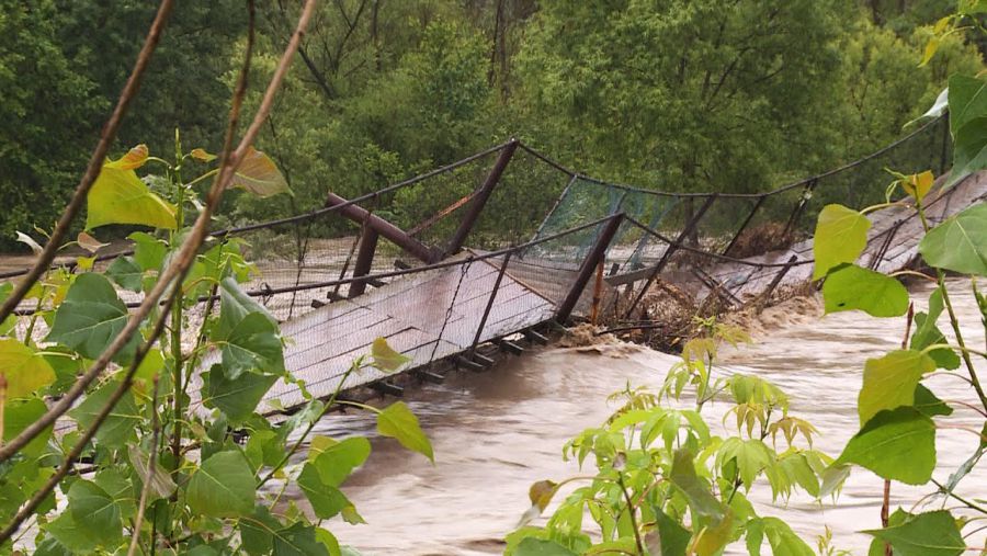 Ілюстроване фото. Вода, яка піднялася в потічку Солотрук, зруйнувала автомобільний міст