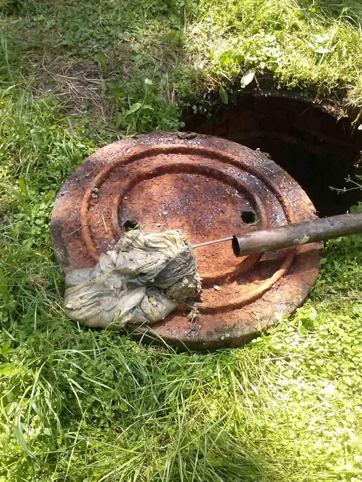 Калушани викидають у каналізацію консервацію, засоби гігієни і поліетиленові кульки