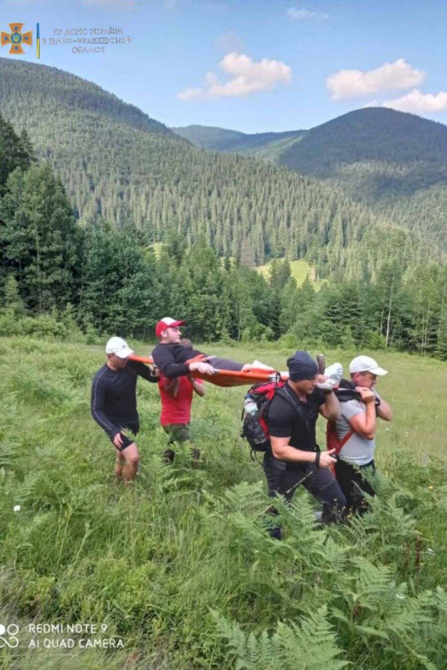 Рятувальники передали туриста медикам.