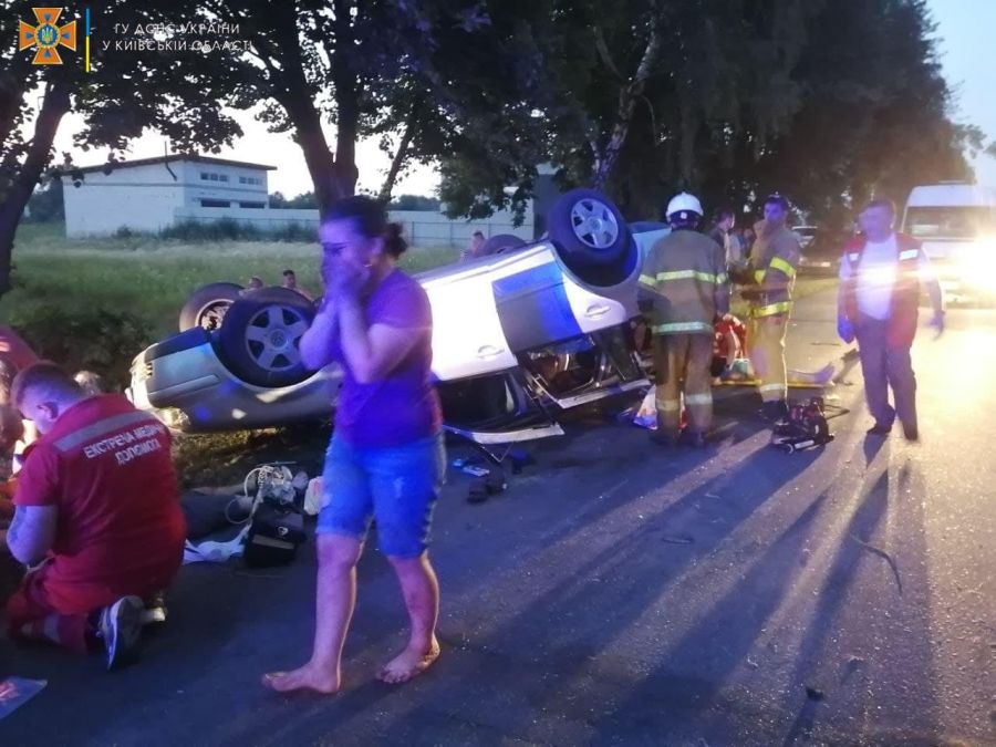 Водій авто загинув на місці.