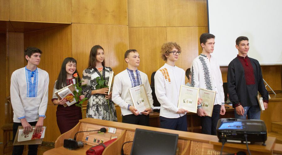 Випускниця отримала 5 тисяч гривень.