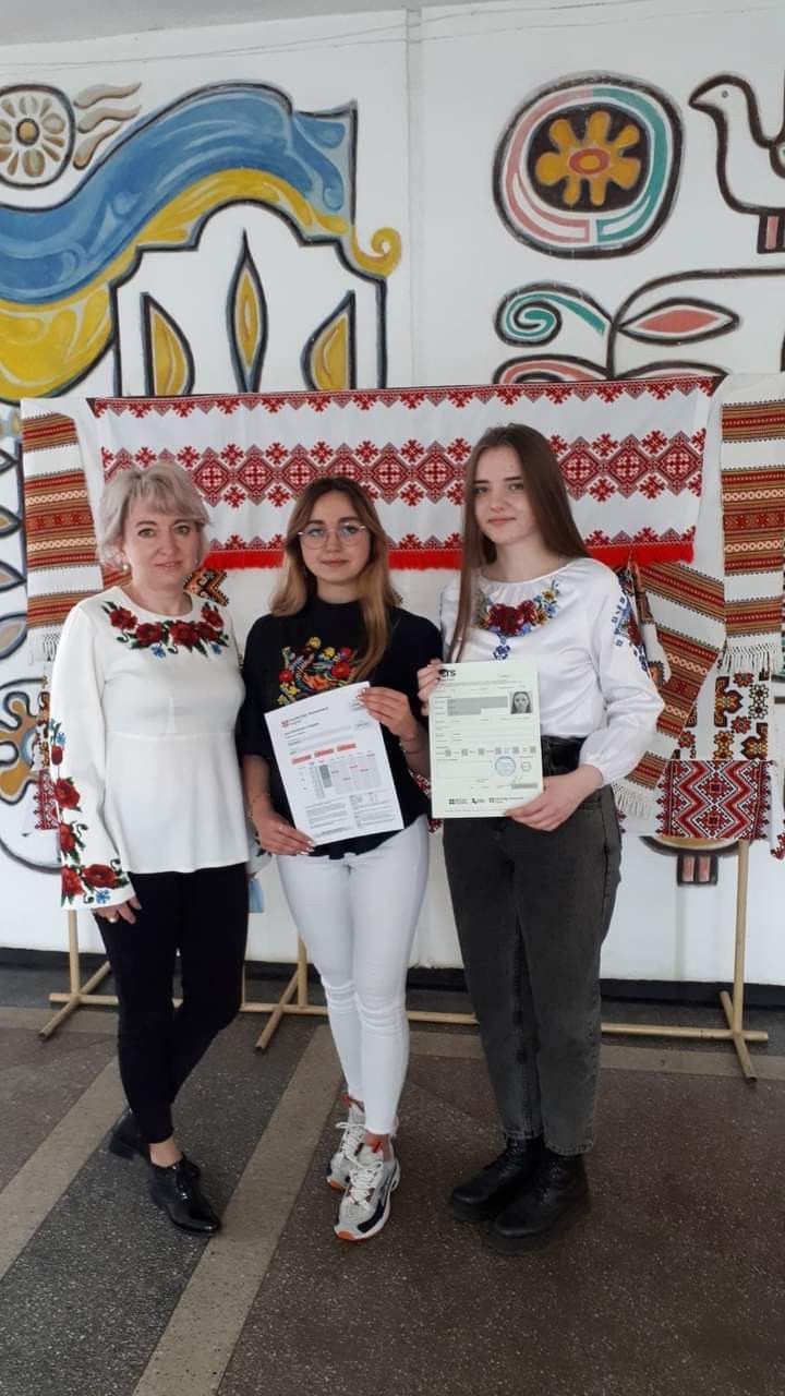 Єва Сеник та Марія Башта з учителькою Лесею Максимів