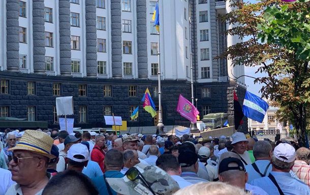 Сьогодні військові пенсіонери пікетували Верховну Раду.