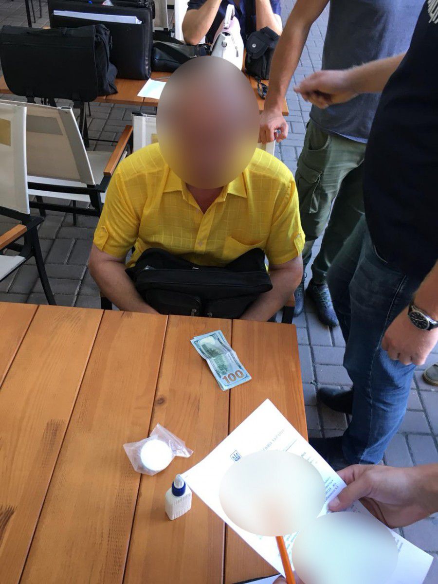 300 доларів США призначалися за видачу довідки для незаконного отримання відстрочки