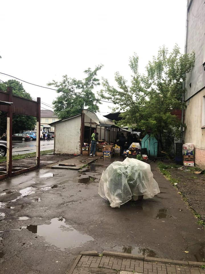 Під вікнами на вулиці Стуса, 1 — повна антисанітарія, тут облаштували стихійне сміттєзвалище. Фото: Рейн Птах/Facebook