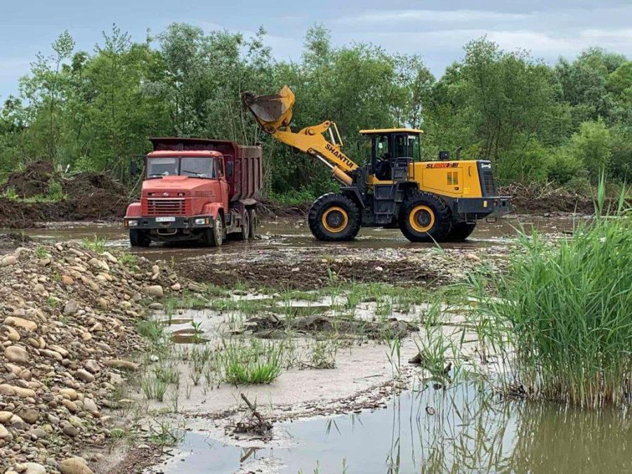 Для укріплення й будівництва дамб і дороги до гідровідвалу вже використано понад 500 тис. кубічних метрів породи