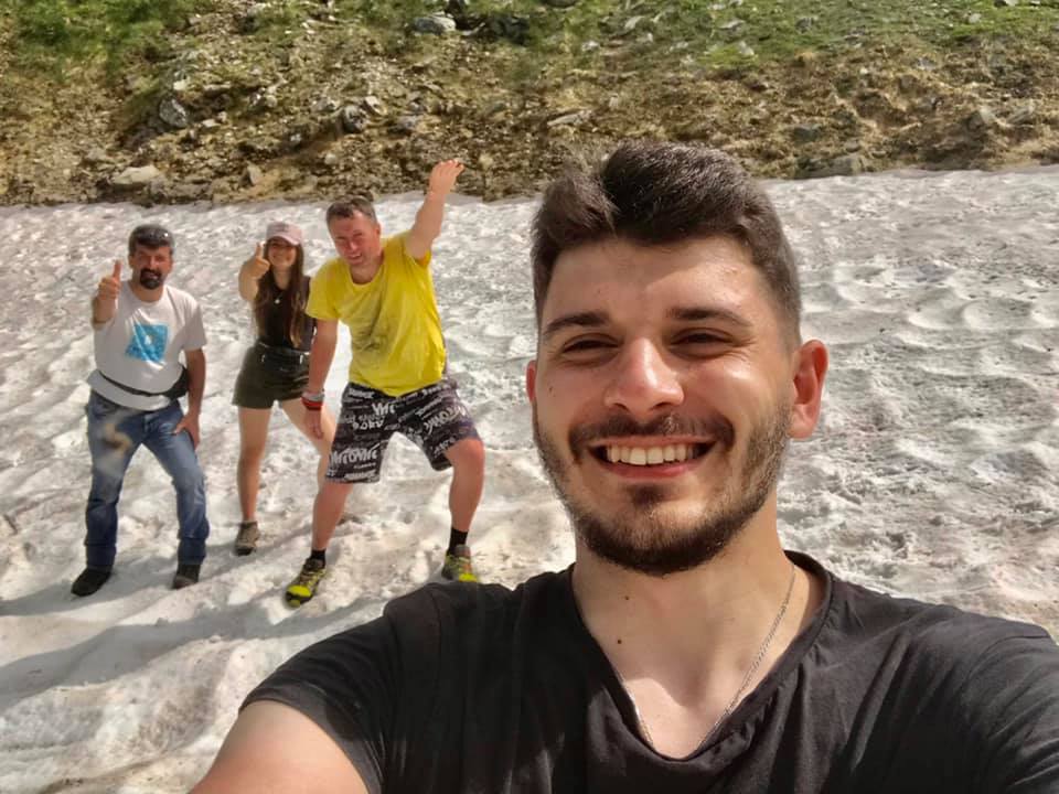 Туристи мають нагоду ще побачити сніг у Карпатах