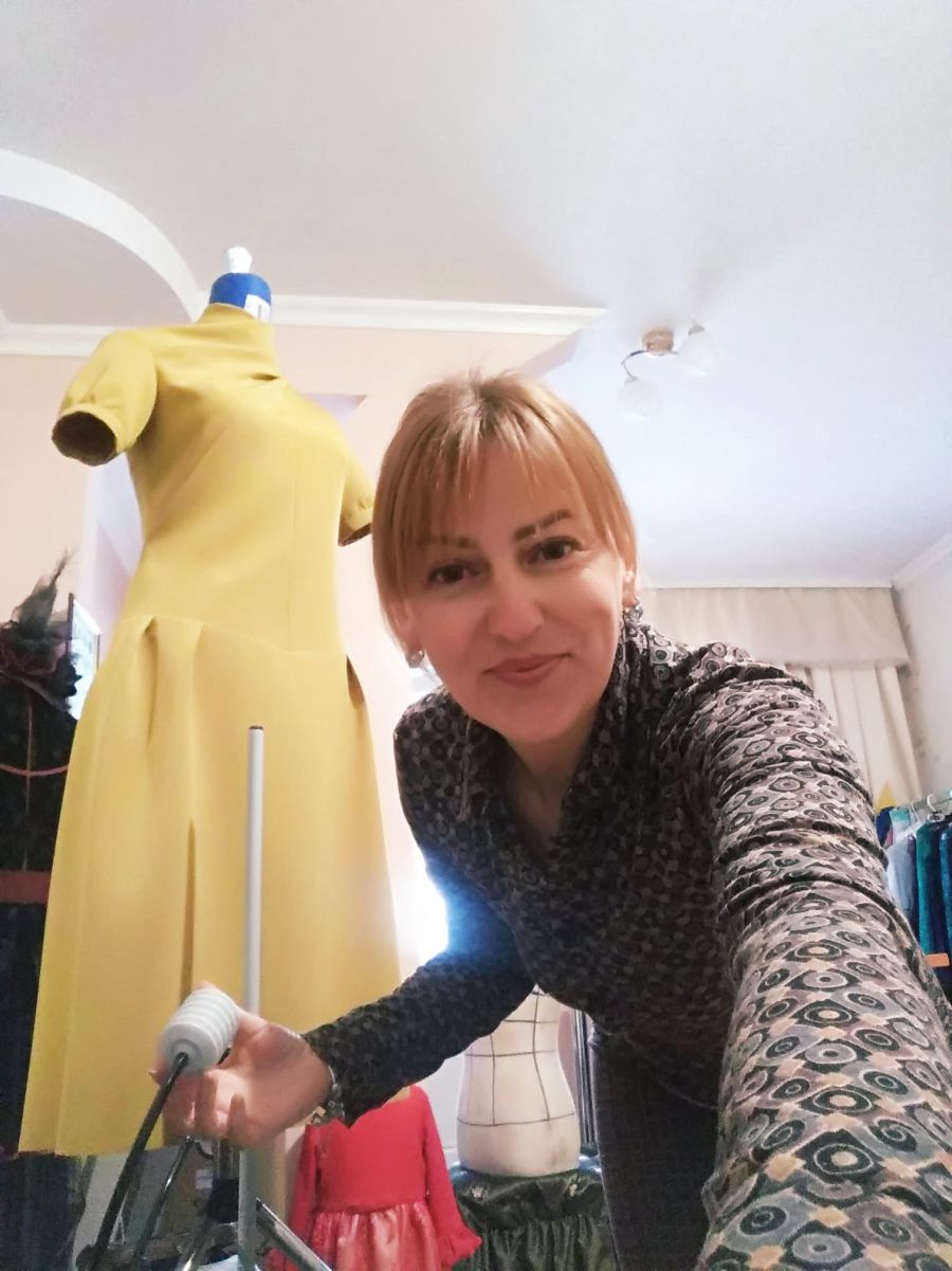 Кравчиня також шиє і весільні сукні.