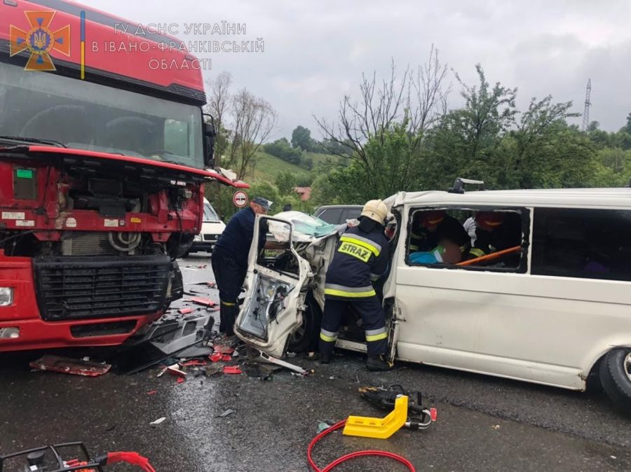 Рятувальники дістали водія з заблокованого авто.
