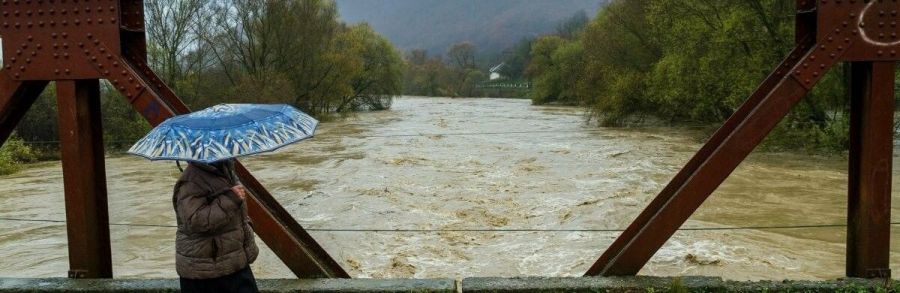 Ілюстроване фото. Рятувальники кажуть, що вище по течії рівень води в річці Сівці спадає