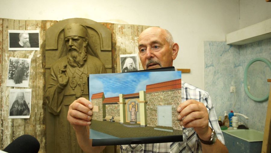 Макет горельєфу демонструє Йосип Кшисяк