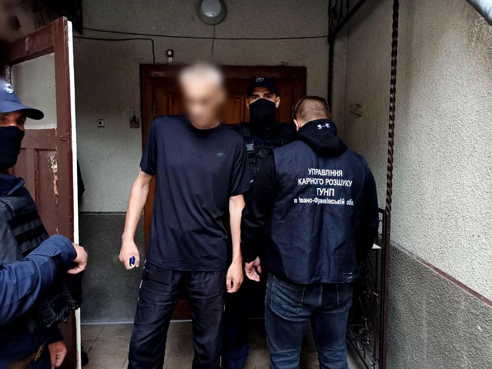 Підозрювані проживають в  Чернівцях.