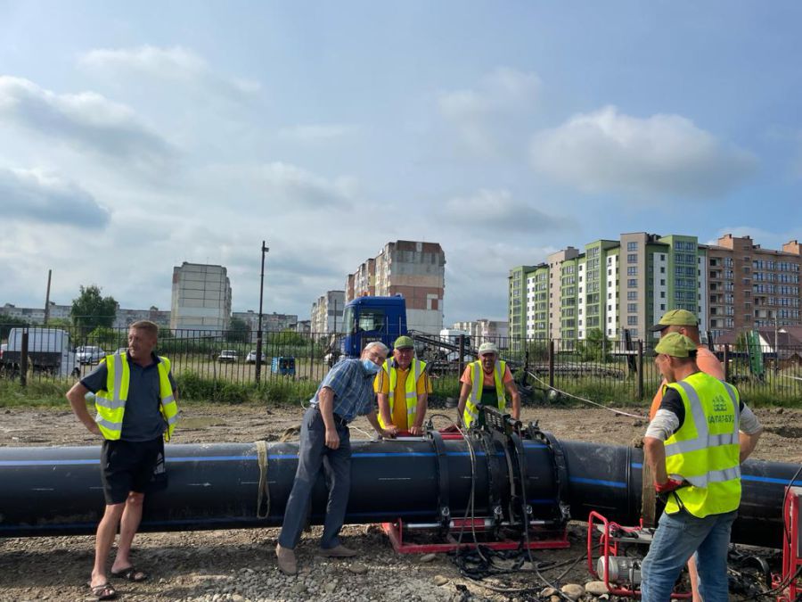 Зараз триває перша черга реконструкції водогону на Ринковій. Усього замінять близько 400 метрів труб
