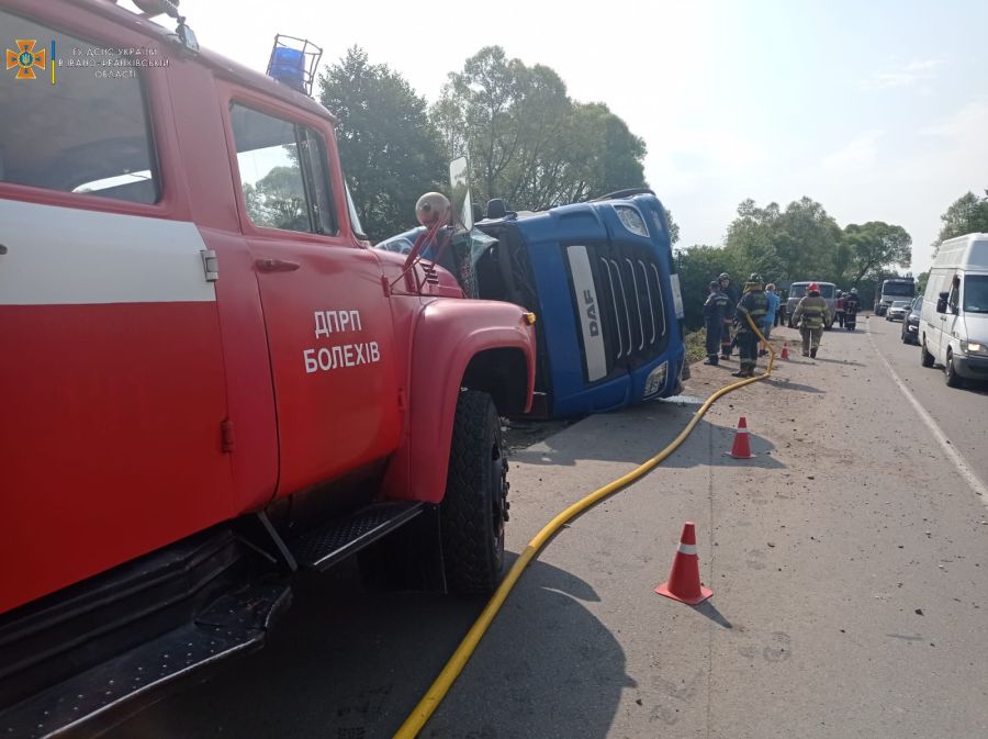 Рятувальники міста Болехова змили з проїжджої частини мастило.