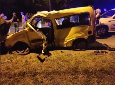 Як кажуть свідки, в аварії постраждала жінка-водій, яка нині у важкому стані перебуває в лікарні