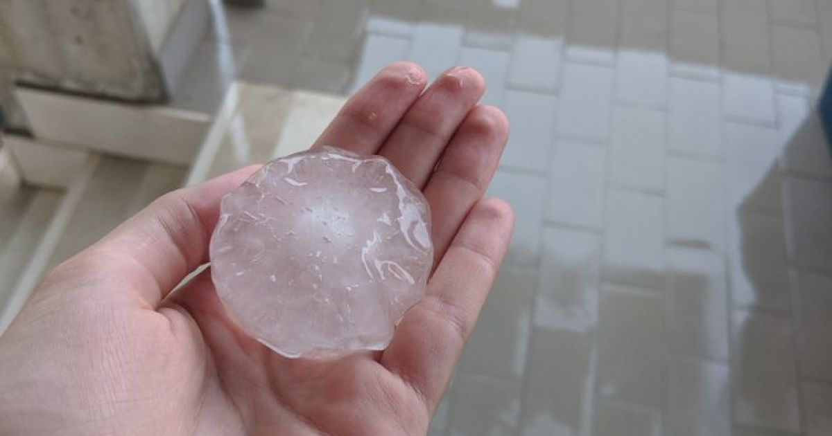 Такого розміру град трощив авто в Італії.