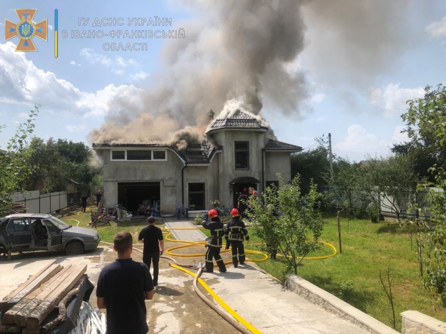 Через падіння літака загорівся будинок. На щастя, людей тут не було