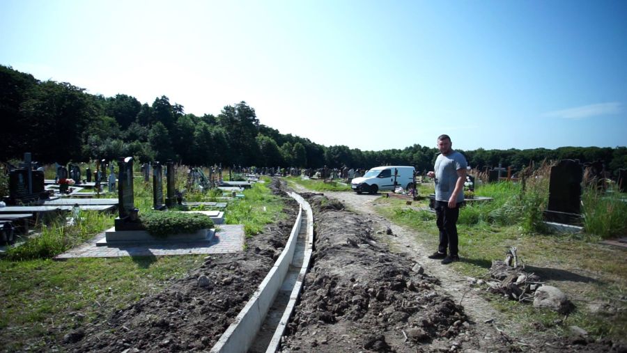 Зараз на кладовищі активно прокладають водовідвідні канави та влаштують бетонні жолоби
