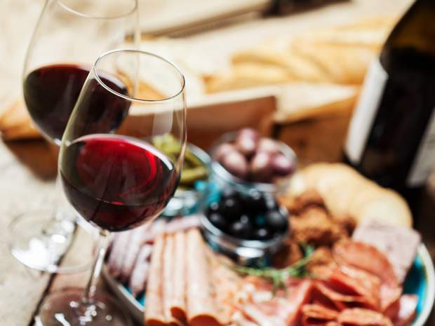 Ілюстрація. Велика кількість вживання вина завдає шкоди організму.