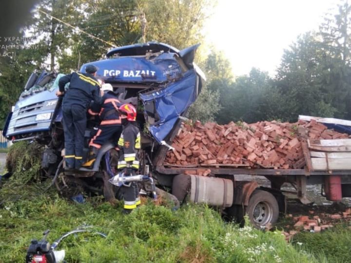 Рятувальники вивільнили одну особі з кабіни вантажівки.