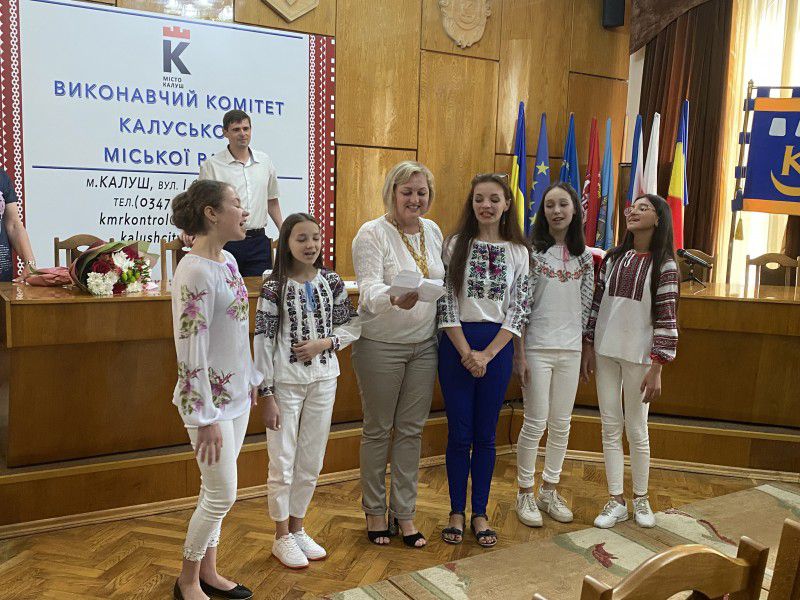 Наприкінці пресконференції «Драйвові дівчата» спільно з керівником Лесею Петрів виконали румунську пісню