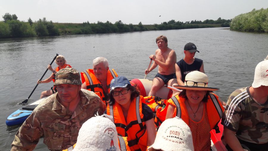 Ветерани АТО/ООС разом із сім'ями сплавляються Дністром. Фото: Микола Федорів