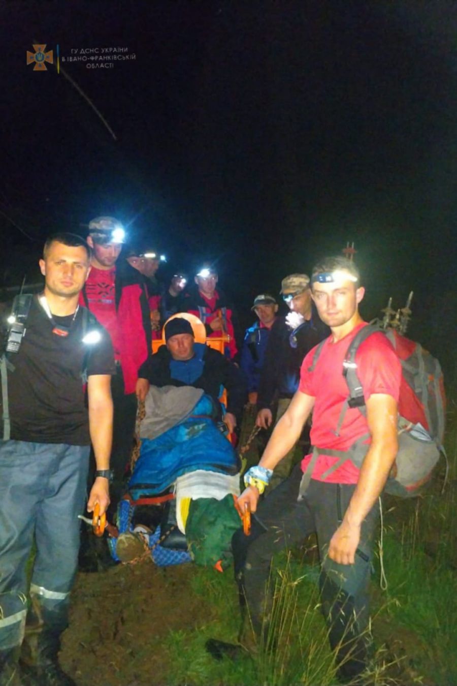 Рятувальники передали туриста працівникам швидкої медичної допомоги.