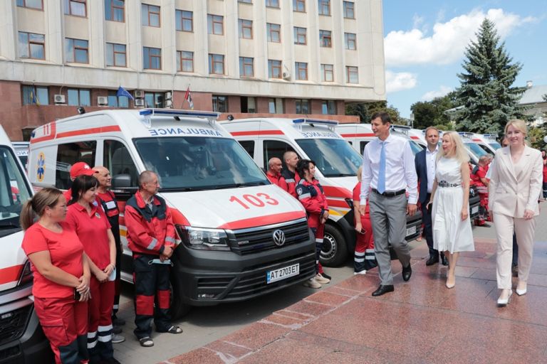 З новим спецтранспортом парк автомобілів швидкої медичної допомоги області вдалося оновити майже на 50%