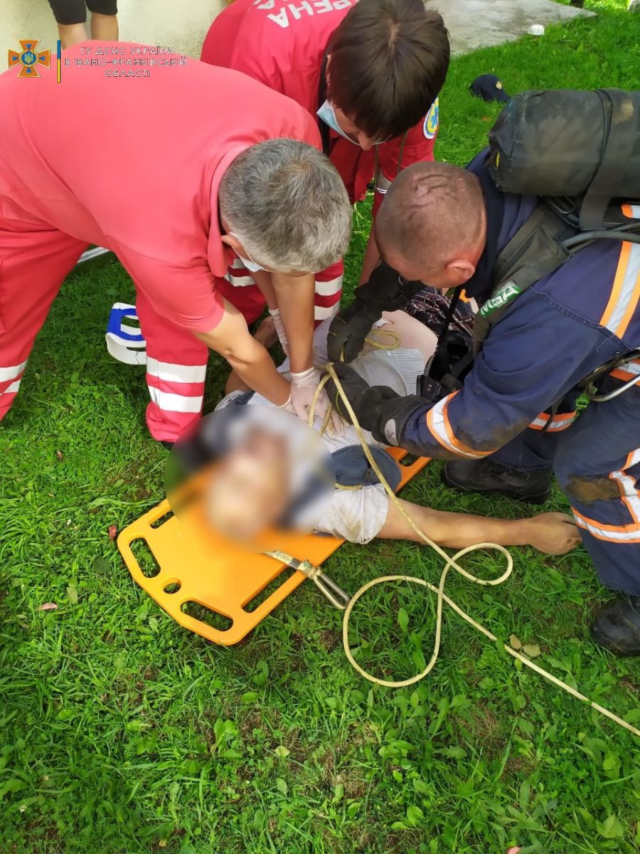 Працівники "швидкої" констатували смерть двох чоловіків