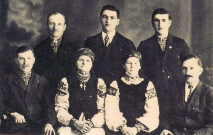 У книзі Ольги Кішко можна прослідкувати не тільки історію Мостища, але й побут, одяг її земляків. Світлина 1935 року