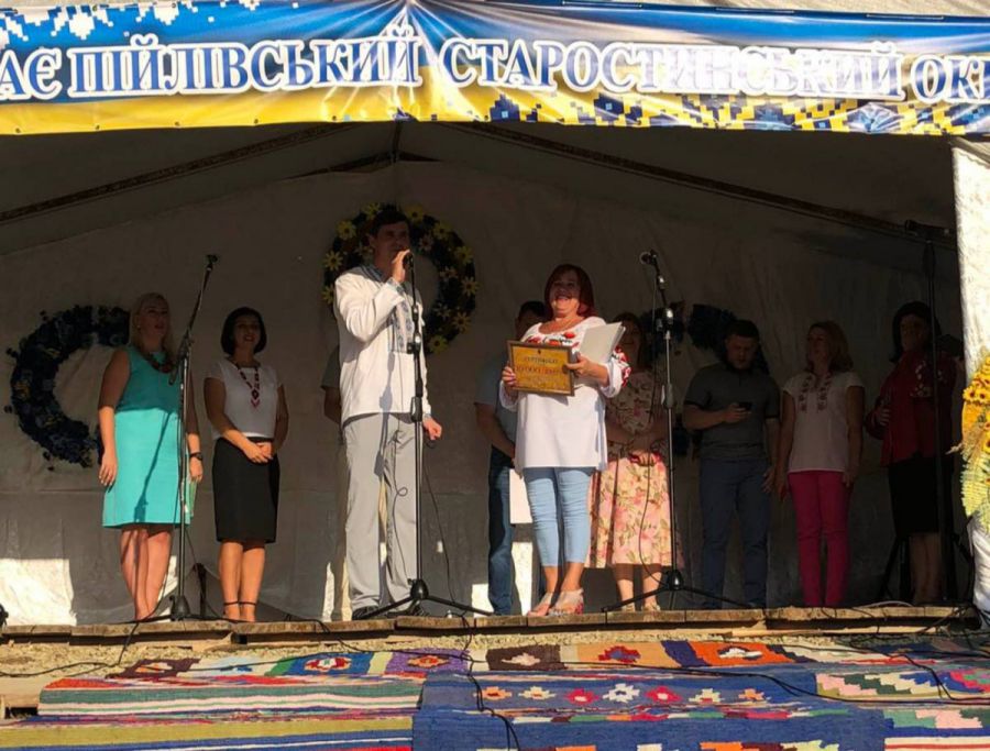 Андрій Найда вручив грошовий сертифікат.