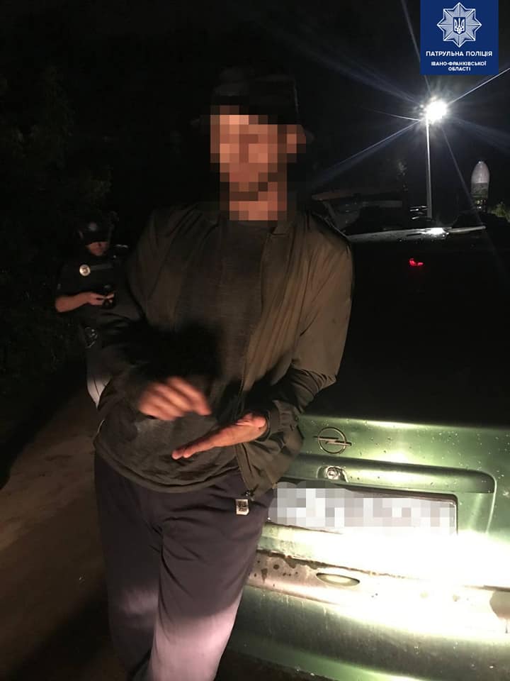 5 серпня автівку фігурантів справи зупинили для перевірки патрульні поліцейські