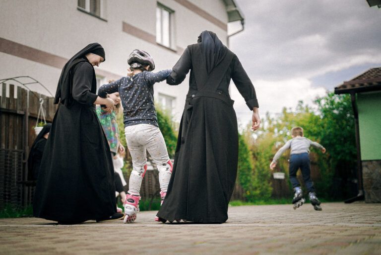 Попри незначні конфлікти, жінки допомагають одна одній, разом пораються у будинку та доглядають за дітьми