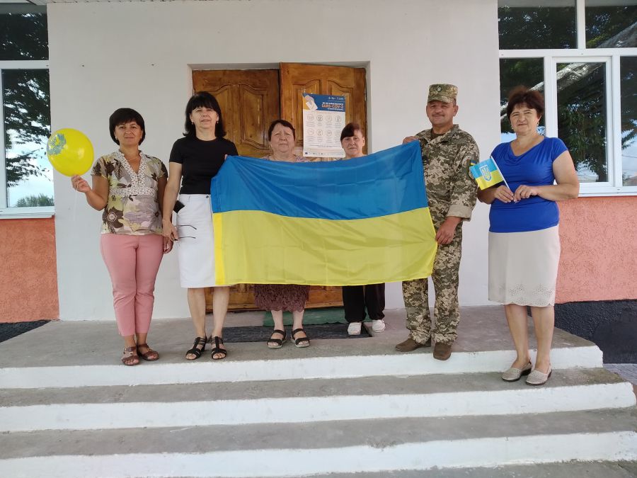 Новицька громада теж долучилась но акції  "Подаруй Державний прапор".