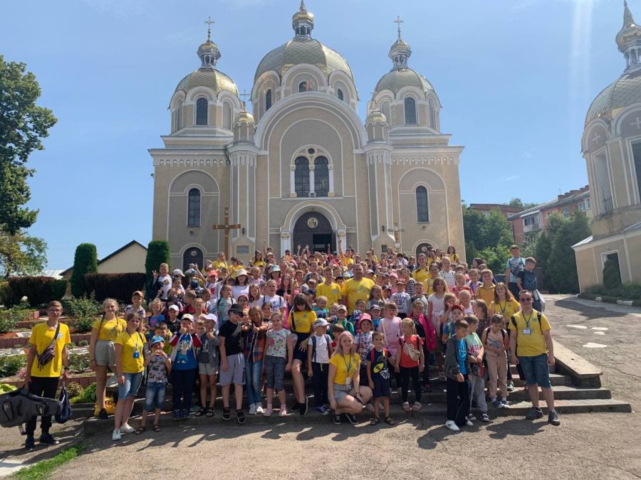 Учасники христиняського табору біля 100-річної церкви святого архистратига Михаїла