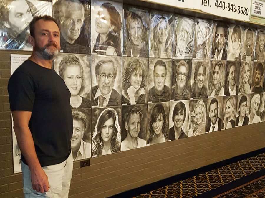 Роман Сенів захопився малюванням  портретів голлівудських зірок, які виставляв на фан-акаунтах знаменитостей