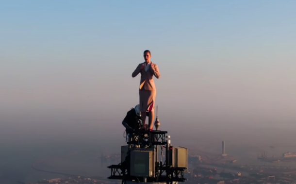 В рекламі знялась професійна парашутистка.