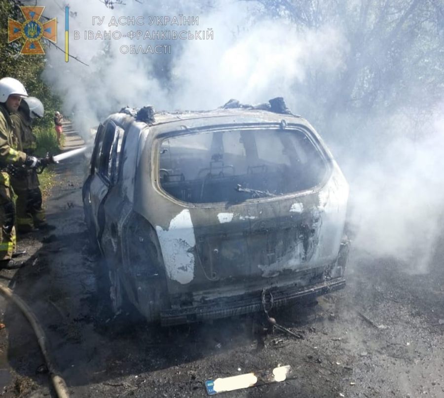 На момент прибуття пожежно-рятувального підрозділу автомобіль був повністю охоплений вогнем
