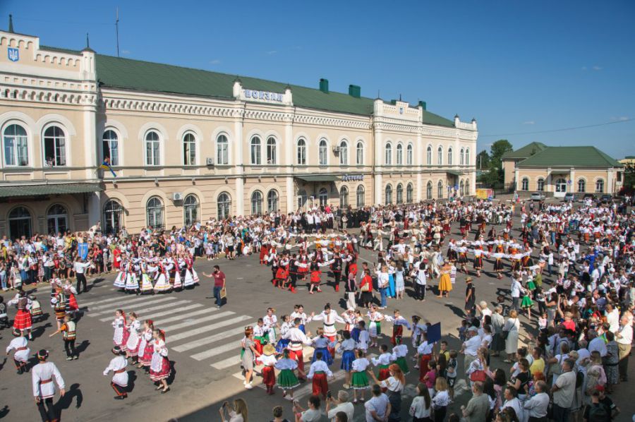 Перед вокзалом 1000 людей танцювали під коломийки.