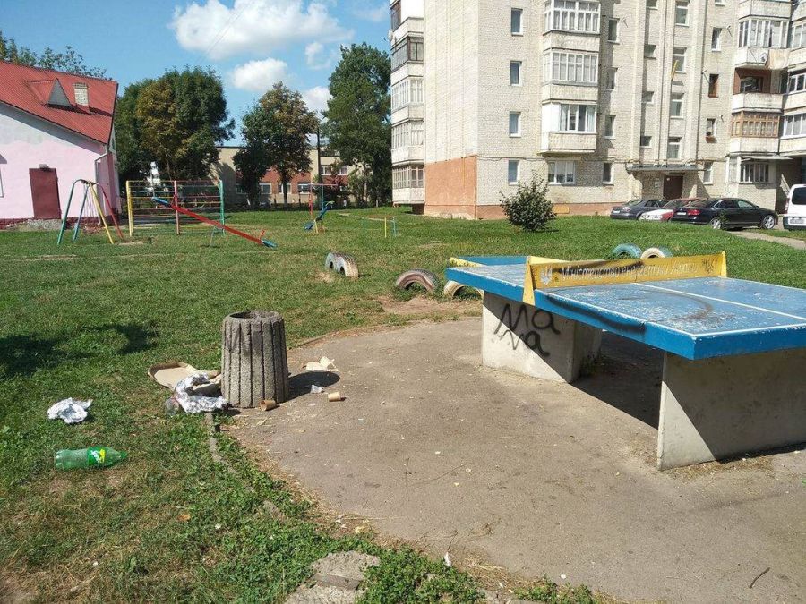 Калушани скаржаться на безпорядок у дворі