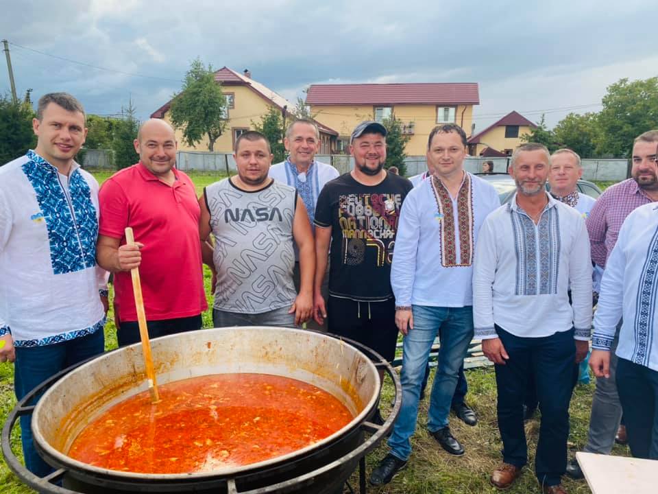 Кожен житель громади міг скуштувати верхнянського борщу. Фото: Назарій Кизимишин