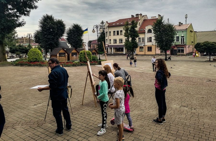 Діти намалювали державні символи України.