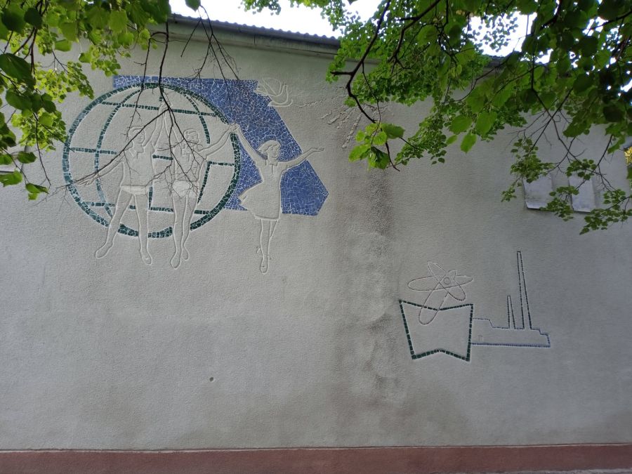 Мозаїка калуського ліцею №4 зберегла відбиток свого часу. Фото: Old Kalush/Facebook