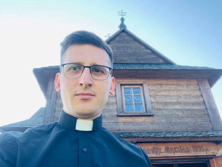 Інстаграм блогером Іван Гнатюк, який служить на парафії у селі Козина, став рік тому, коли захворів на коронавірус